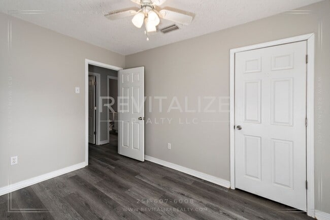 Building Photo - Newly Renovated Brick Home!