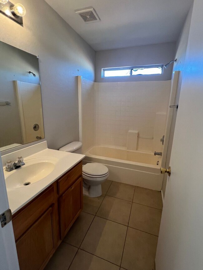 Building Photo - 1776 square foot 3 Bedroom home in El Mirage