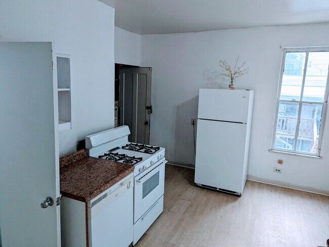 Building Photo - 2431 W Thomas St