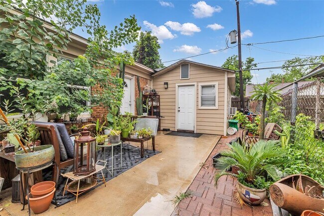 Building Photo - 3925 Woodleigh St
