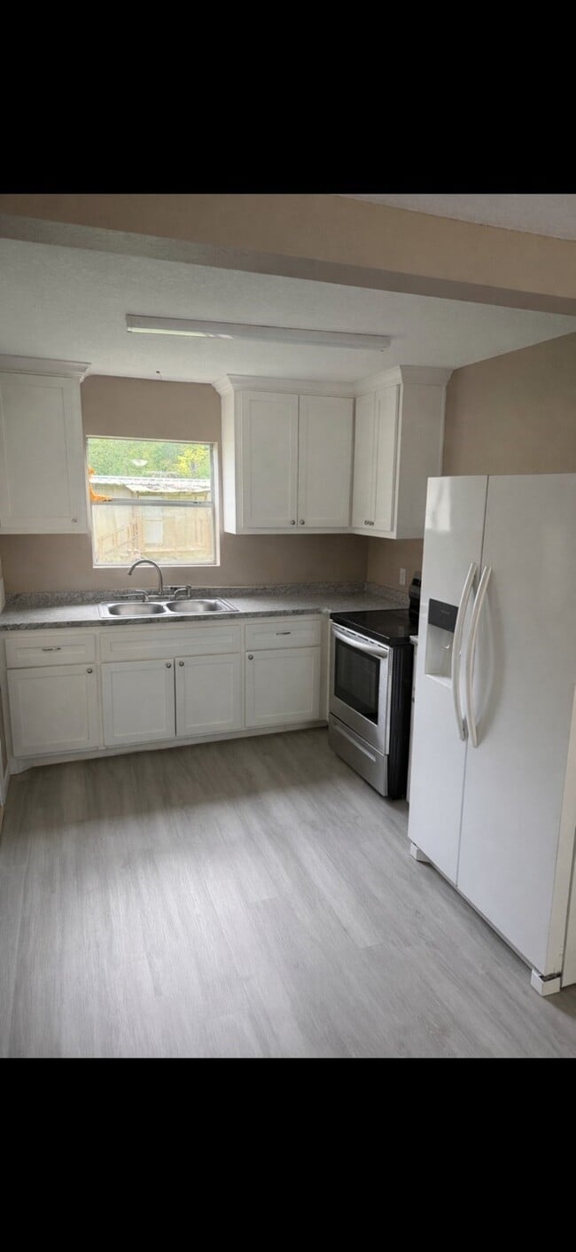 Building Photo - 14 Lakeview Dr