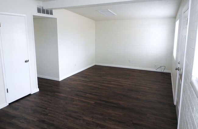 Building Photo - Beautifully Remodeled 3+1 Bungalow with Indoor-Outdoor Living