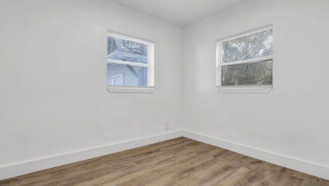 Building Photo - $300 OFF FIRST MONTHS RENT MOVE-IN SPECIAL!!