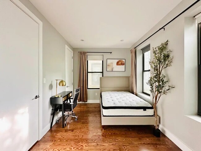 Building Photo - Private Bedroom in a 4 bedroom / 1.5 bathr...