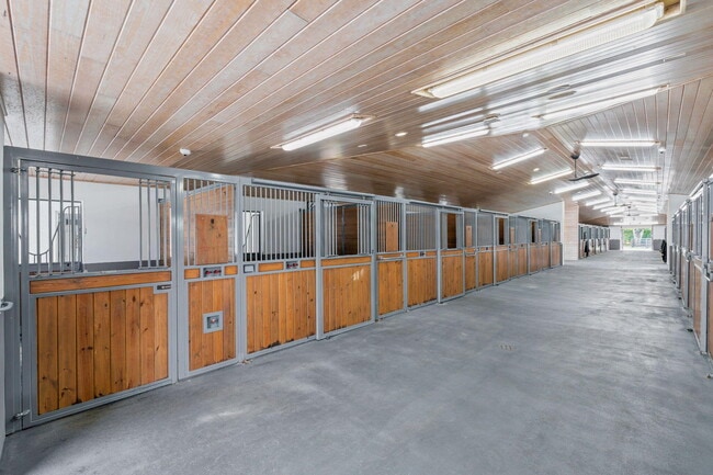 Building Photo - 13155 Southfields Rd