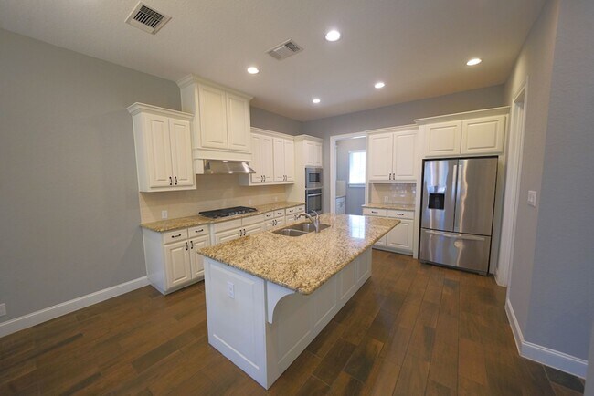 Building Photo - Executive Style Rental Now Available in Bo...
