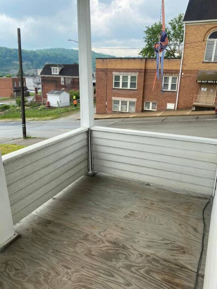 Building Photo - 206 Thompson Ave