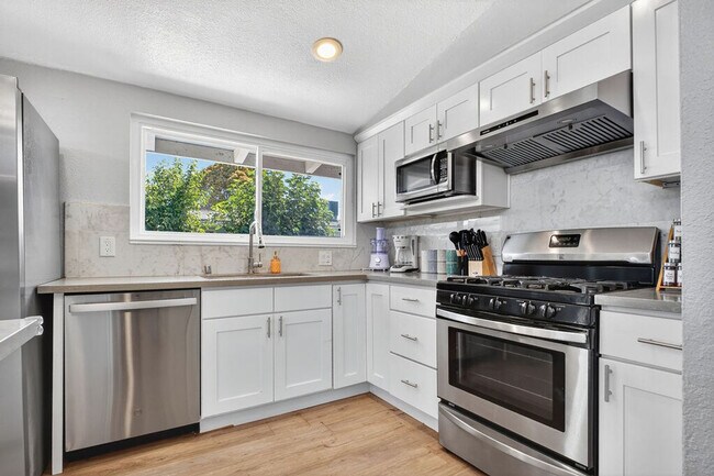 Building Photo - 768 Lakechime Dr