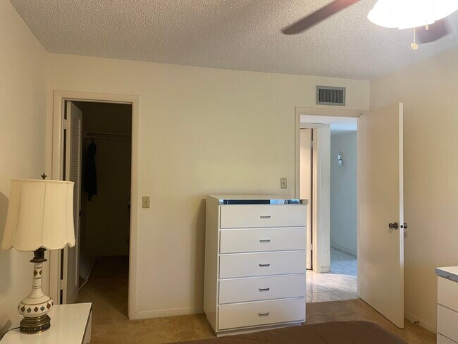 Building Photo - 705 Normandy Ln