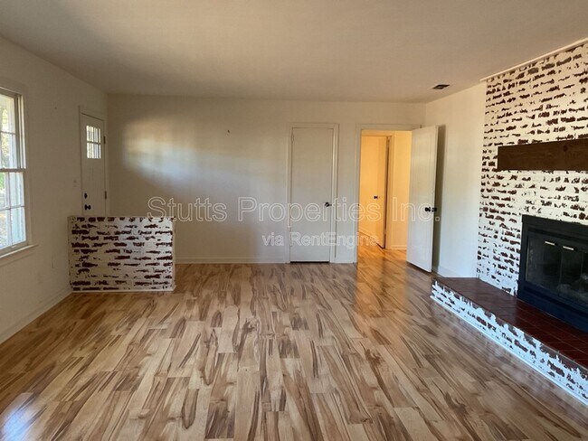 Building Photo - 2114 Crestline Dr