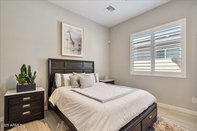 Building Photo - 5543 E Beryl Ave