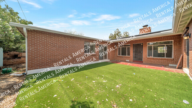 Building Photo - 2212 E La Mirada St
