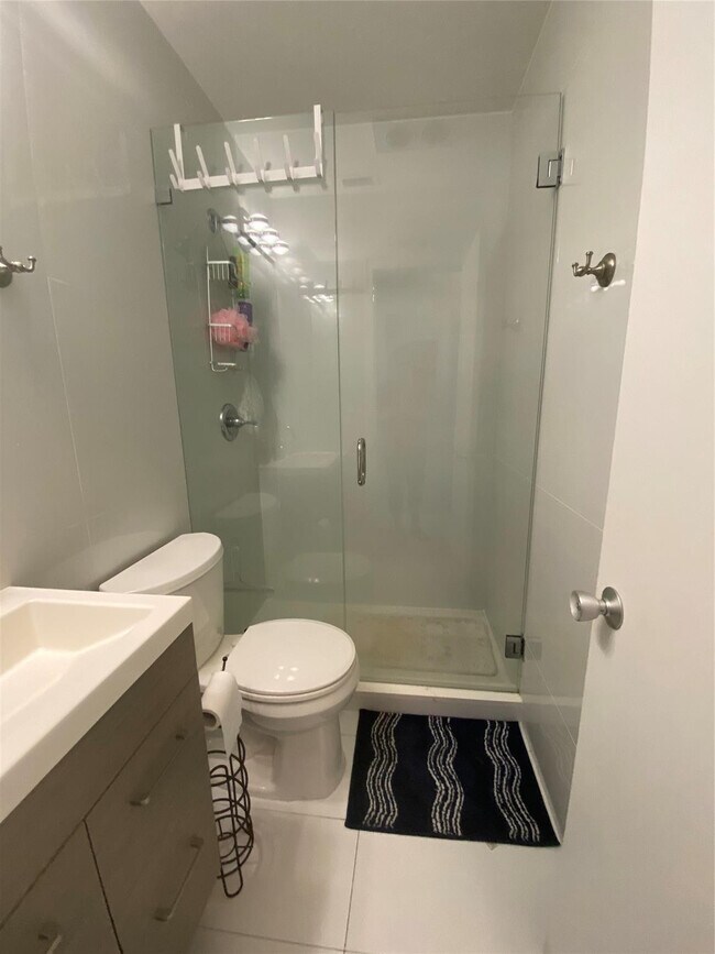 Building Photo - 2100 NE 38th St