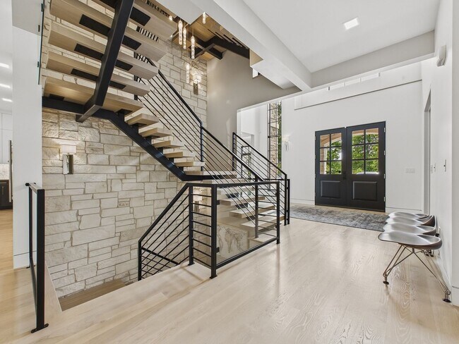 Building Photo - 155 Southmoor Dr