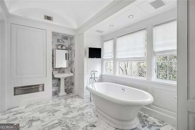 Building Photo - 460 Ivy Park Ln NE