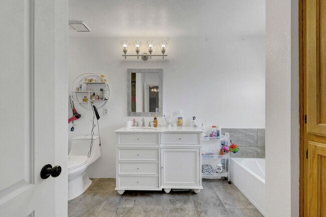 Building Photo - 3 bedroom home with pool!!