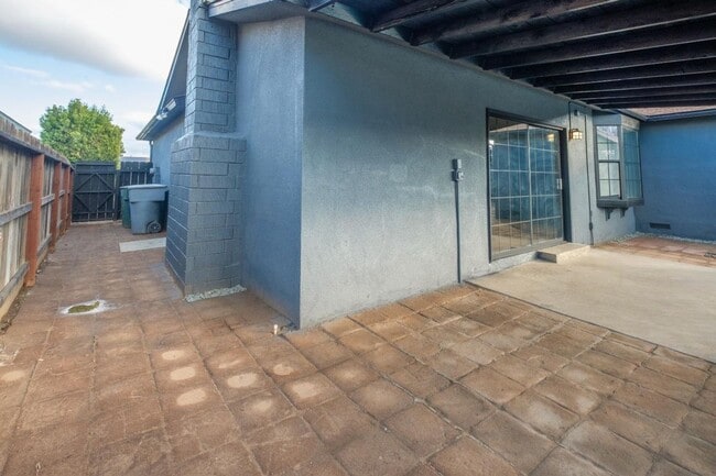 Building Photo - Clovis Oasis Stunning 4-Bed Home with Pool!