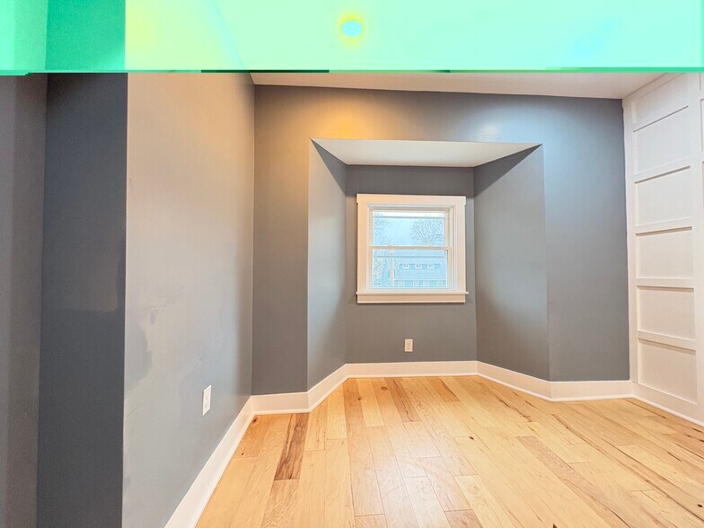 Building Photo - 5842 Hobart St