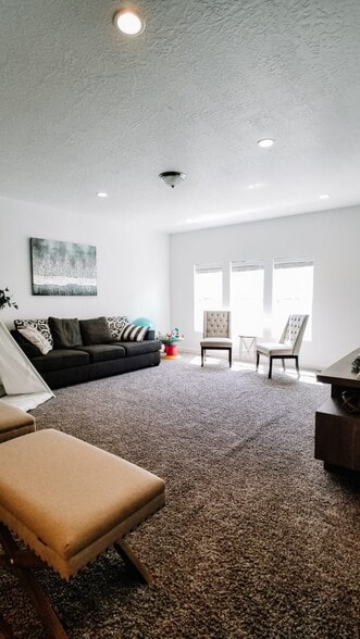 Family room - 694 E 355 N