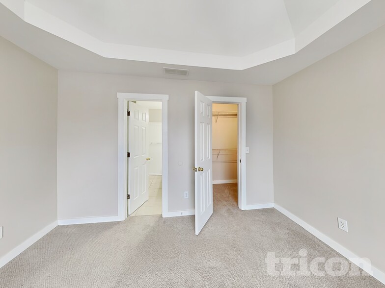 Building Photo - 1048 Whispering Woods Dr