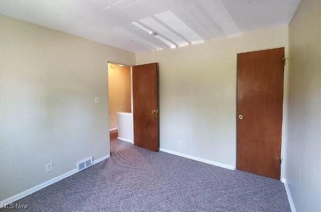 Building Photo - 215 Dalepark Dr