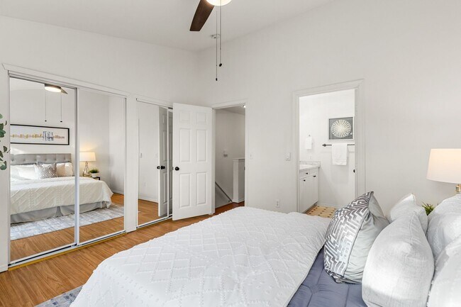 Building Photo - Spacious 2-Bed, 2-Bath Townhome Near Lynnwood & Mill Creek – Modern Comfort & Prime Location!