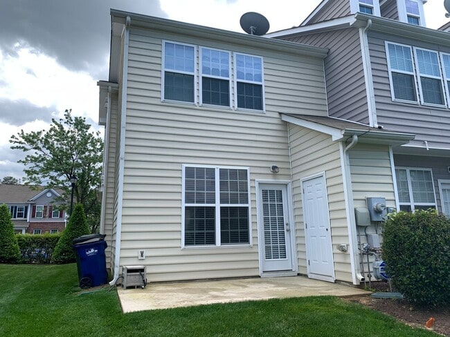 Building Photo - Perfectly Located 2 Bedroom Suite Townhome...
