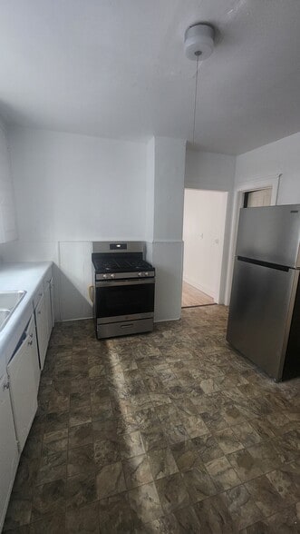 Building Photo - 123 Maple Ave