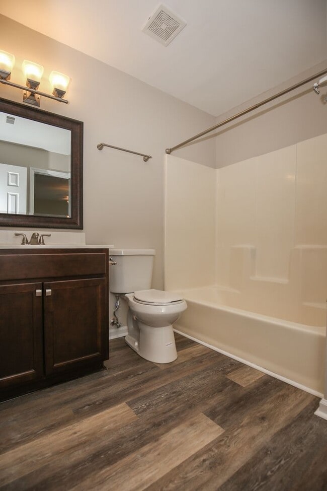 Building Photo - Updated Townhome w/GARAGE in BRANCHWOOD!