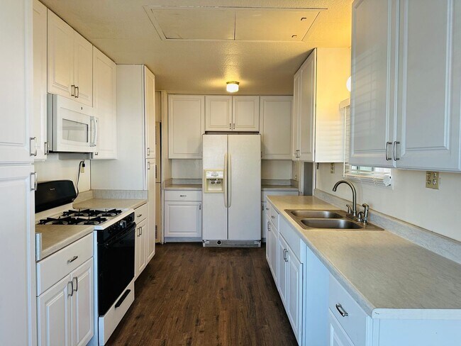 Building Photo - 5-Bed/2.5-Bath Rental by the Colorado River and Marina Proximity and Shopping Convenience!