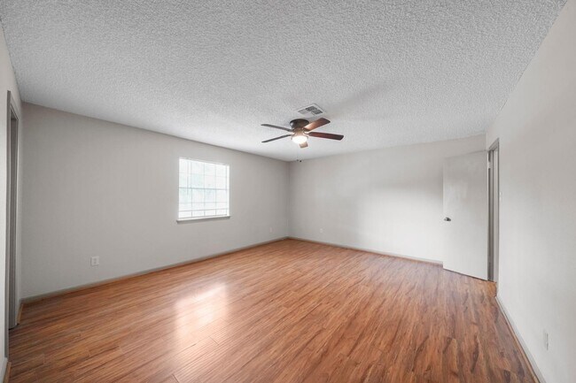 Building Photo - 3102 Hollow Cir