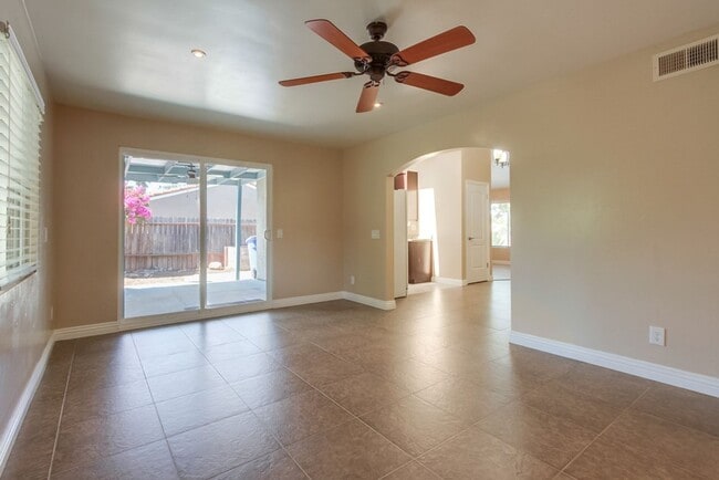 Building Photo - Beautiful 3 Bedroom + Den Home in the Foot...