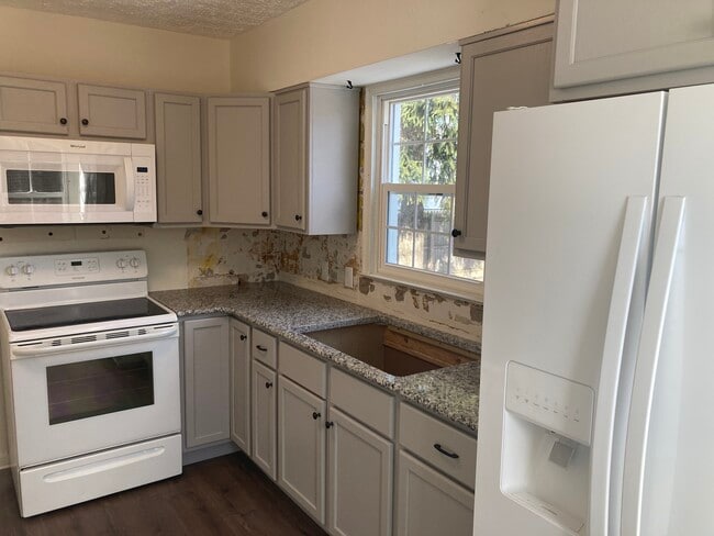 Building Photo - 585 Brittain Rd