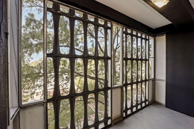 Building Photo - 1 bedroom 1 bathroom Condo in Navy Yard!