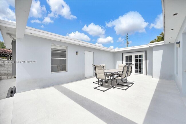Building Photo - 756 W 53rd St