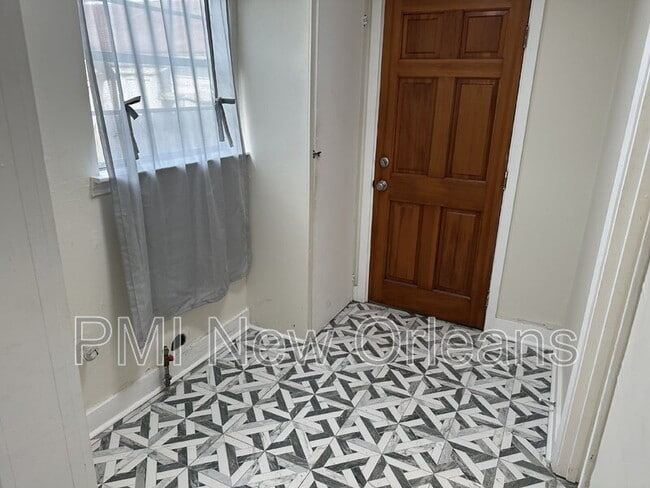 Building Photo - 2427 Rousseau St
