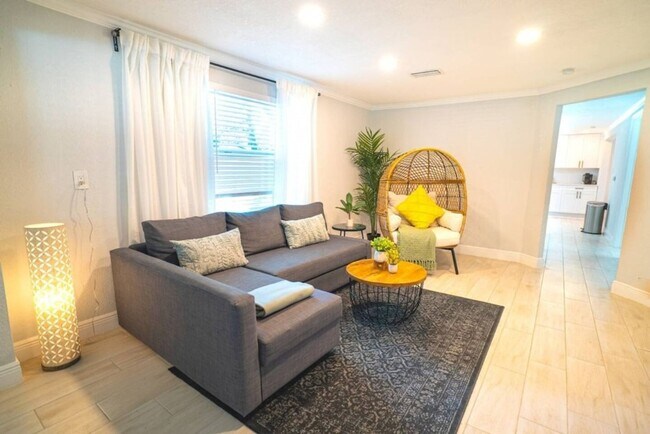 Building Photo - Fully Renovated Home Near Busch Gardens