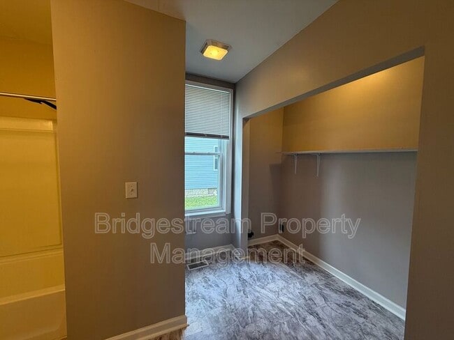 Building Photo - 921 Kent Ln S