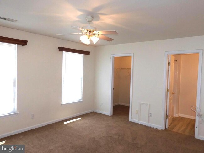Building Photo - 8566 Kingsway Dr