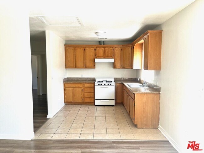 Primary Photo - 1256 W 25th St