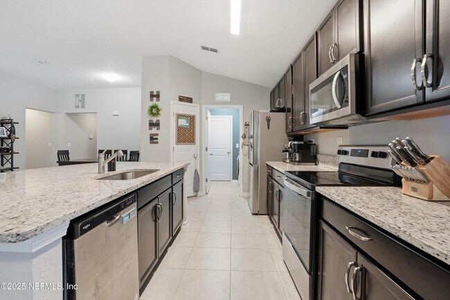 Building Photo - 12581 Creekside Mnr Dr