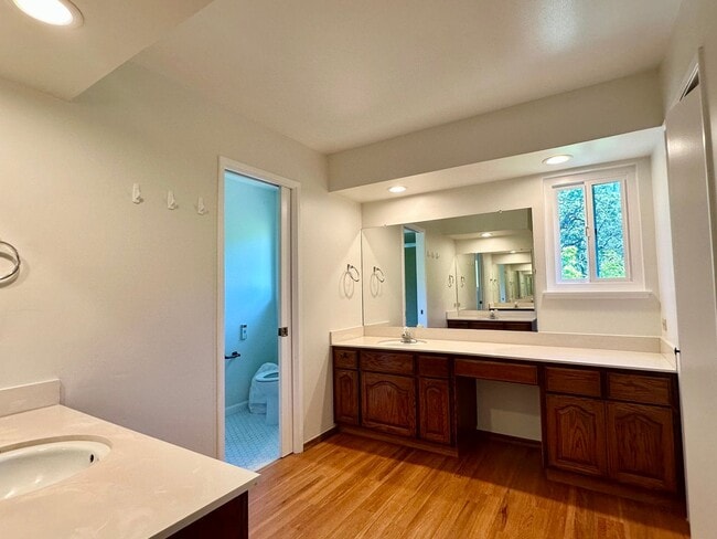 Building Photo - 4 Bedroom Home + Den in Saratoga!