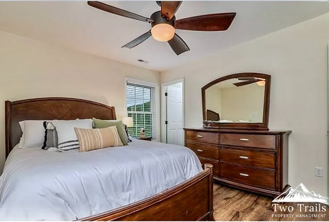 Building Photo - 3 BED/2 BATH ONE-LEVEL LIVING WITH MOUNTAIN VIEWS