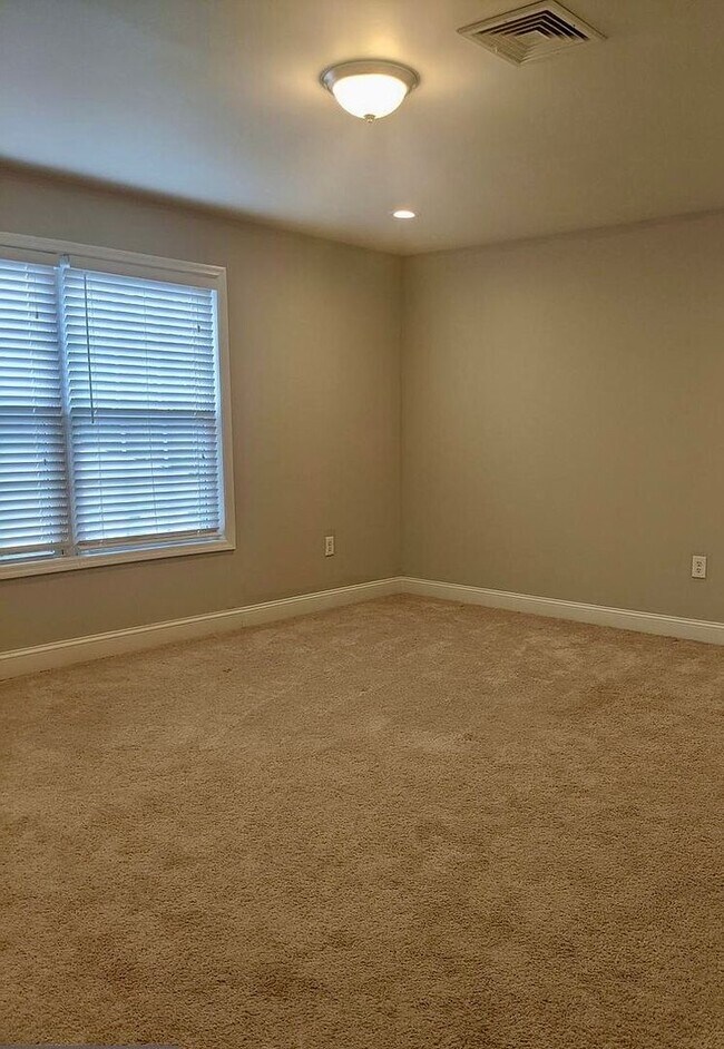 Building Photo - 254 Upland Ave