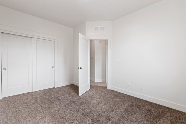Building Photo - "Discover Comfort & Style: Spacious 3-Bed,...