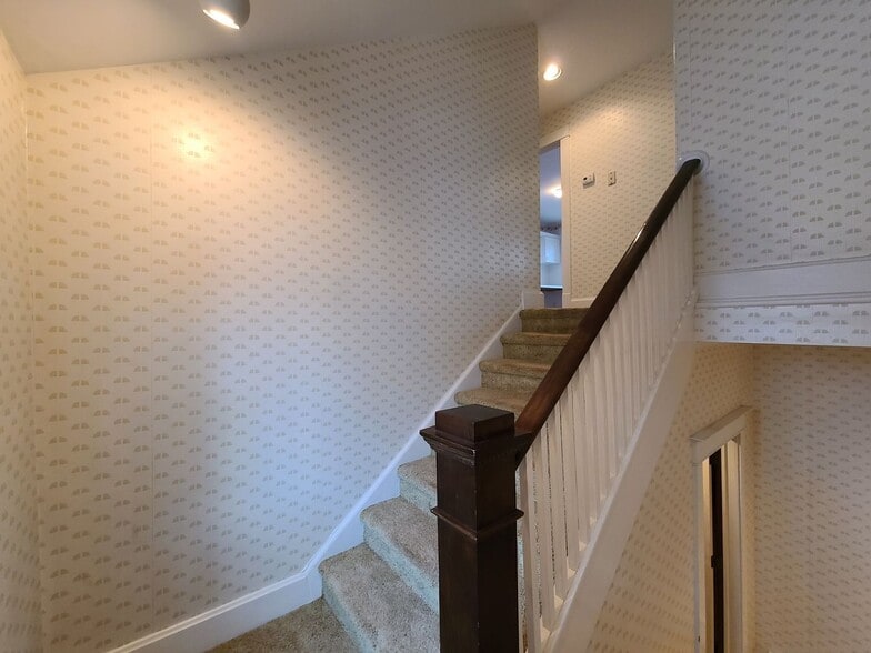 Building Photo - 566 N Shore Dr