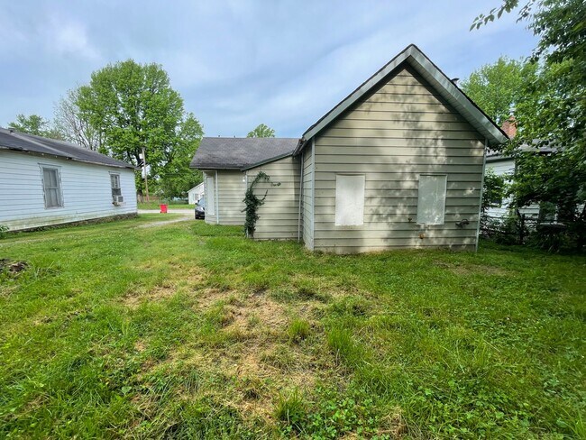 Building Photo - 1 Bed 1 Bath House with bonus room-Available Now