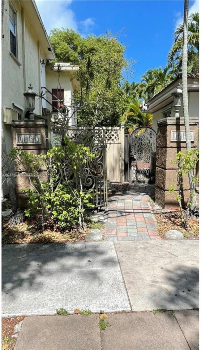 Building Photo - 1857 Buchanan St