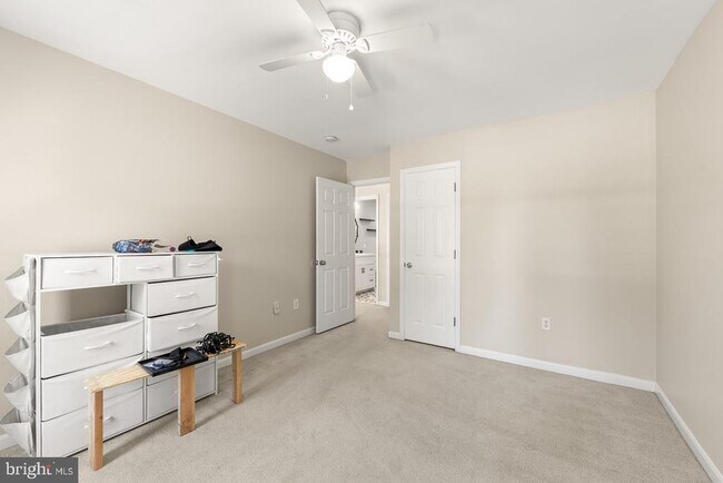 Building Photo - 9201 Golf Ct