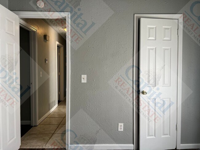 Building Photo - Large 4 Bedroom Home